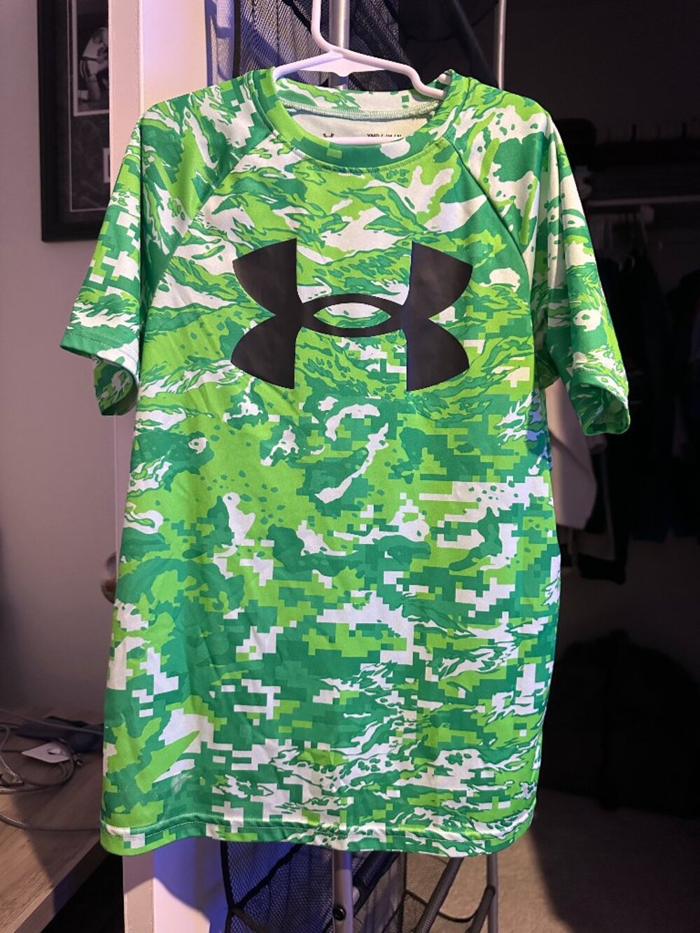 Under Armour Boys Youth Medium Green Camo Loose Fit Performance Shirt